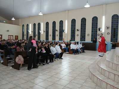 Bairro Cristo Rei celebra Pentecostes com missa especial e consagração dos dizimistas
